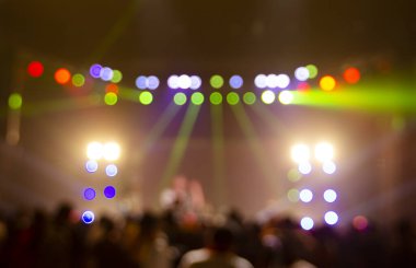 Arka planda parlak renkli sahne ışıkları, Bokeh konser ışığı