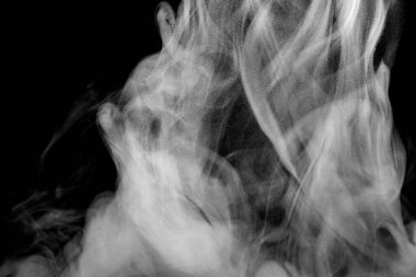 Beyaz bulut, kabarık doku, soyut, siyah arkaplanda izole.