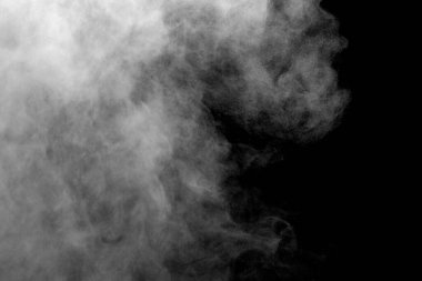 Beyaz daire dumanı, soyut toz, su püskürtücü. Siyah arkaplanda izole.