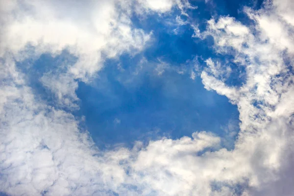 Nube Blanca Texturizada Sobre Fondo Azul Del Cielo — Foto de Stock