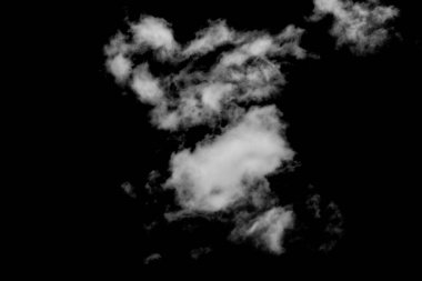 Beyaz bulut, kabarık doku, soyut, siyah arkaplanda izole.