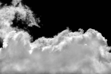 Beyaz bulut, kabarık doku, soyut, siyah arkaplanda izole.