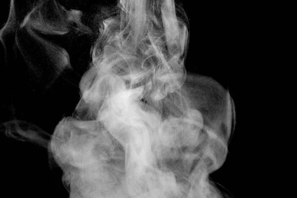 白い煙が隔離された抽象的な粉黒い背景の上の水噴霧 — ストック写真