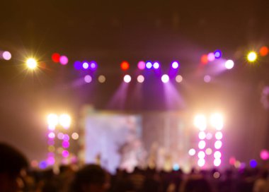Arka planda parlak renkli sahne ışıkları, Bokeh konser ışığı
