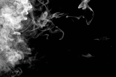 Siyah arka planda beyaz duman, soyut toz, su spreyi, duman efekti ekle