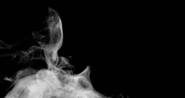 黒の背景に隔離された白い煙 抽象的な粉末 水噴霧 煙効果を追加 — ストック写真