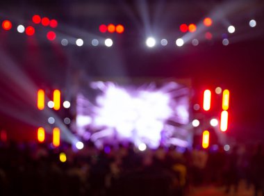 Arka planda parlak renkli sahne ışıkları, Bokeh konser ışığı