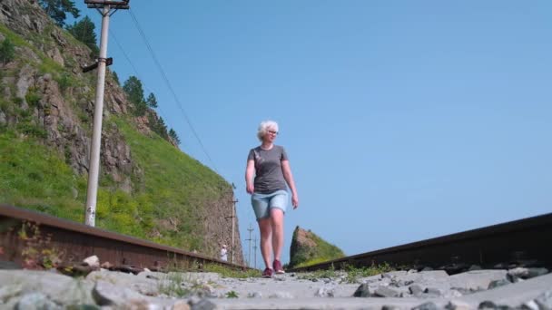 Yerel Yürüyüşler Yalnız Bir Kadın Gezgin Yazın Güneşli Bir Günde — Stok video