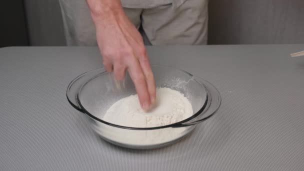 Zbliżenie Męskich Rąk Rozbijających Jajko Przesiewanej Mące Szklanej Misce Nożem — Wideo stockowe