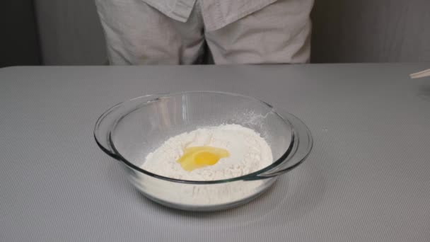 Zbliżenie Męskich Rąk Dodających Sól Wodę Przesiewanej Mąki Jajkiem Szklanej — Wideo stockowe