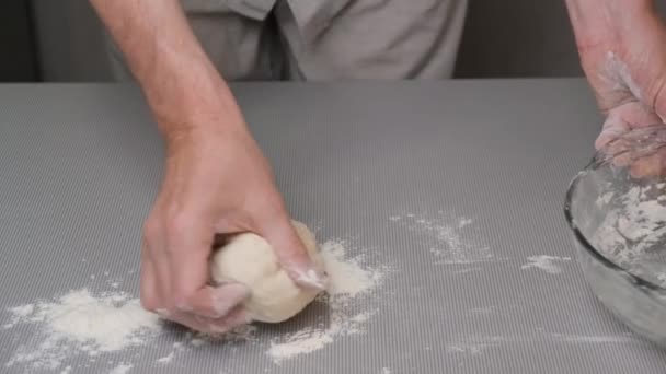 Αρσενικός Μάγειρας Ρίχνει Αλεύρι Στο Τραπέζι Και Αρχίζει Ζυμώνει Ζύμη — Αρχείο Βίντεο
