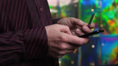 4K Man 'in çelenklerle dolu bir geçmişi var, bir kredi kartı ve akıllı telefonu var, anında para transferi yapıyor, internetten alışveriş yapıyor, faturaları ödüyor. Tatil indirimi, online alışveriş, internet bankacılığı.