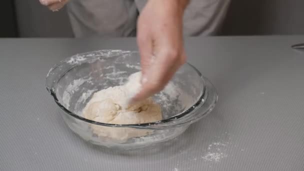 Chef Masculino Mezclado Todos Los Ingredientes Masa Recipiente Vidrio Comienza — Vídeo de stock