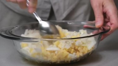 4K Chef, tuz ve biber serpiştirilmiş patates ve soğan karışımı. Turta ya da popo için hazırlık. Vejetaryen diyeti. Sağlıklı beslenme.