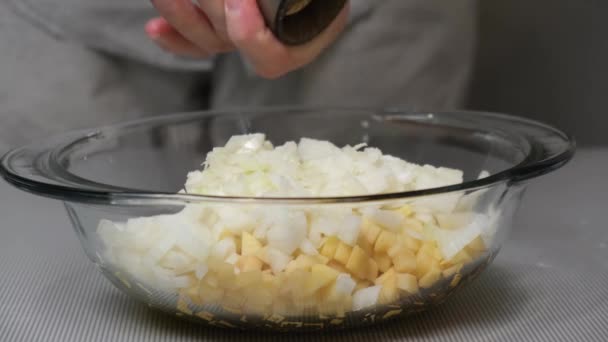 4Kシェフは さいの目に切ったジャガイモと玉ねぎにコショウを振りかけます パイや鍋のための充填の準備 ベジタリアン 健康的な食事 — ストック動画