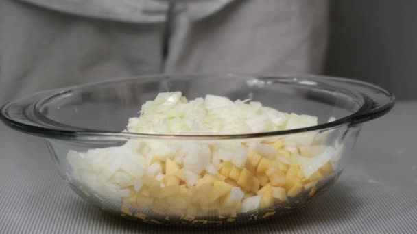 4K厨师在土豆泥和洋葱上撒盐 准备派或Pos的填充物 健康饮食 — 图库视频影像