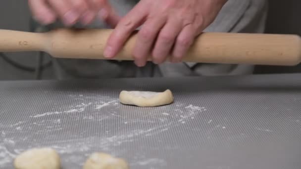 Chef Masculino Moldea Masa Para Pasteles Pequeños Enrollándola Con Las — Vídeo de stock