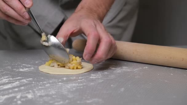 Chef Coloca Uma Batata Cebola Enchendo Massa Enrolada Com Uma — Vídeo de Stock