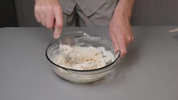 클로즈업된 밀가루에 유리그릇에 숟가락을 섞는다 밀가루 제품에 충전재를 만드는 — 비디오