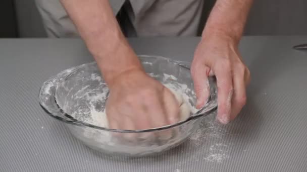 Chef Masculino Mezclado Todos Los Ingredientes Masa Recipiente Vidrio Comienza — Vídeo de stock