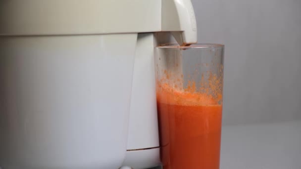 Приготування Морквяного Соку Соковижималку Свіжий Морквяний Сік Наливають Склянку Концепція — стокове відео