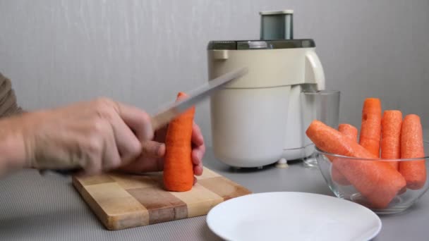 Preparação Suco Cenoura Espremedor Frutas Homem Corta Deliciosas Cenouras Frescas — Vídeo de Stock