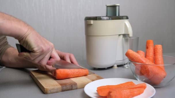 Preparación Del Jugo Zanahoria Exprimidor Hombre Corta Zanahorias Sanas Frescas — Vídeos de Stock