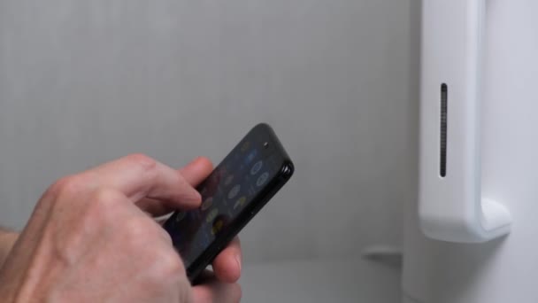 Férfi Bekapcsolja Vízforralót Egy Alkalmazással Okostelefonján Közelkép Internet Things Home — Stock videók