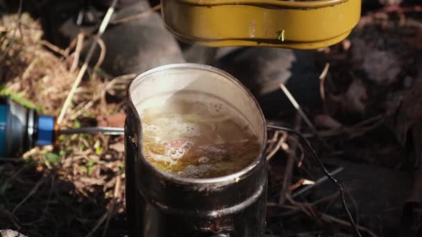 Μαγείρεμα Κατσαρόλα Κάμπινγκ Για Φωτιά Στο Δάσος Εξωτερικά Χέρια Των — Αρχείο Βίντεο