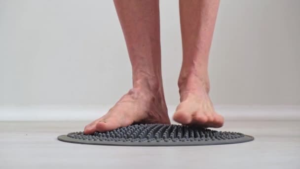 Volwassen Volwassen Man Vertrapt Zijn Voeten Orthopedische Massage Mat Ontworpen — Stockvideo