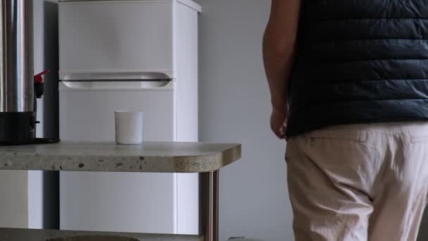 입니다 조끼를 남자가 냉장고에 항아리를 꺼내어 커피나 끓인다 — 비디오