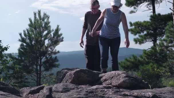 Pasangan Dewasa Paruh Baya Berpegangan Tangan Turun Dari Gunung Selama — Stok Video