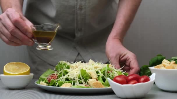 Erkek Bir Şef Sağlıklı Lezzetli Bir Vejetaryen Sezar Salatası Hazırlar — Stok video