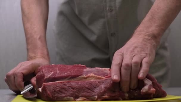 Primo Piano Delle Mani Chef Maschio Taglio Pezzo Filetto Carne — Video Stock