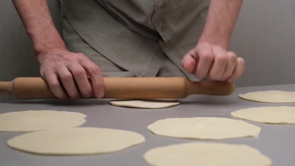 Gros Plan Des Mains Chef Déroulant Petits Gâteaux Pâte Feuilletée — Video