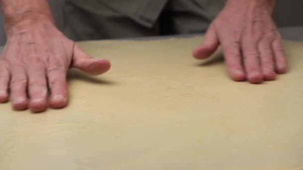 Zbliżenie Rąk Szefa Kuchni Smarowanie Masła Powierzchni Ciasta Przygotowanie Ciasta — Wideo stockowe