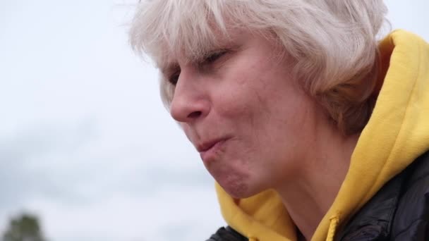 Femeie Atractivă Vârstă Mijlocie Mănâncă Prăjituri Bea Ceai Oprire Odihnă — Videoclip de stoc