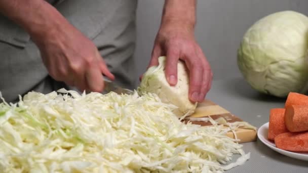 Chef Maschio Taglia Cavolo Fresco Con Coltello Tagliere Legno Preparazione — Video Stock