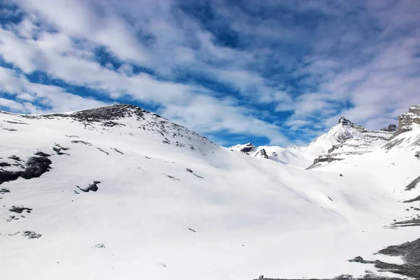 Montanhas Nevadas Contra Céu Azul Com Nuvens Brancas Montanhas Nepal — Fotografia de Stock