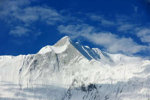 蓝天映衬着雪山 尼泊尔山区 — 图库照片