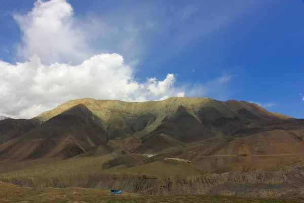 Montañas Marrones Contra Cielo Azul Con Nubes Blancas — Foto de Stock