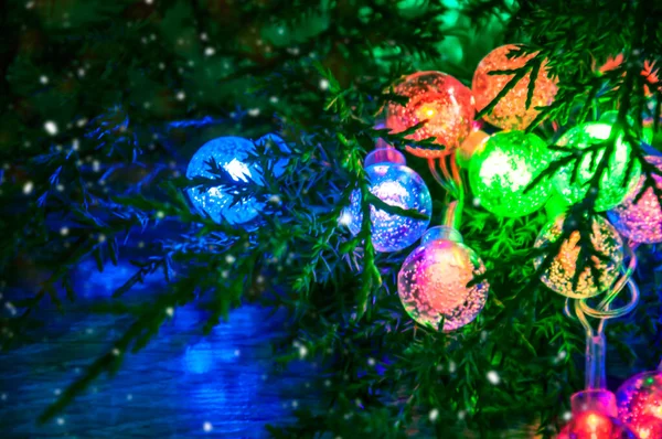 五彩缤纷的发光圣诞球装饰着特写 — 图库照片
