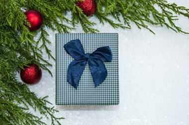 Kopyalama alanı olan bir Noel ağacının altında paketlenmiş hediyeler. Kopya boşluklu Noel resmi