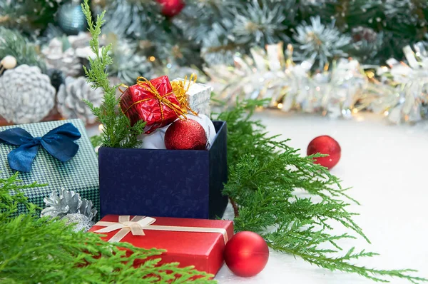 Regalos Envueltos Bajo Árbol Navidad Con Copyspace Foto Vacaciones Navidad — Foto de Stock