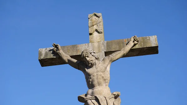 İsa 'yla taş haçın yakınında.