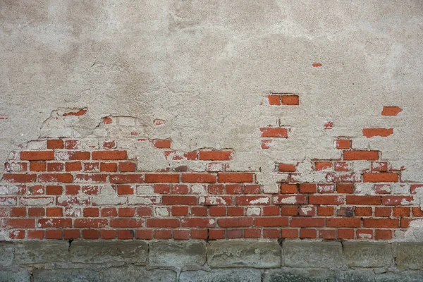 Kırmızı tuğlalı ve eski alçılı ev duvarı