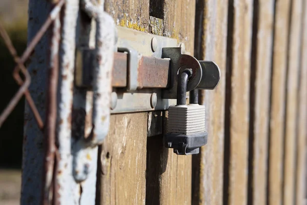 Tahta kapı sürgülü kilit