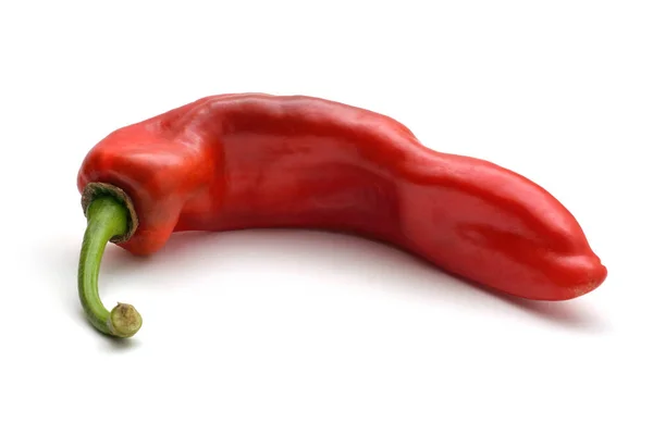 beyaz zemin üzerine kırmızı sivri biber