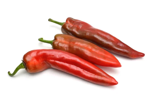 beyaz zemin üzerine kırmızı sivri biber