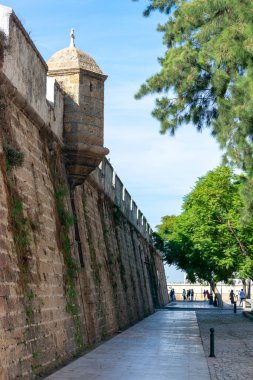 Cadiz, Endülüs 'ün duvarında askeri nöbetçi kulübesi var. İspanya. Avrupa.
